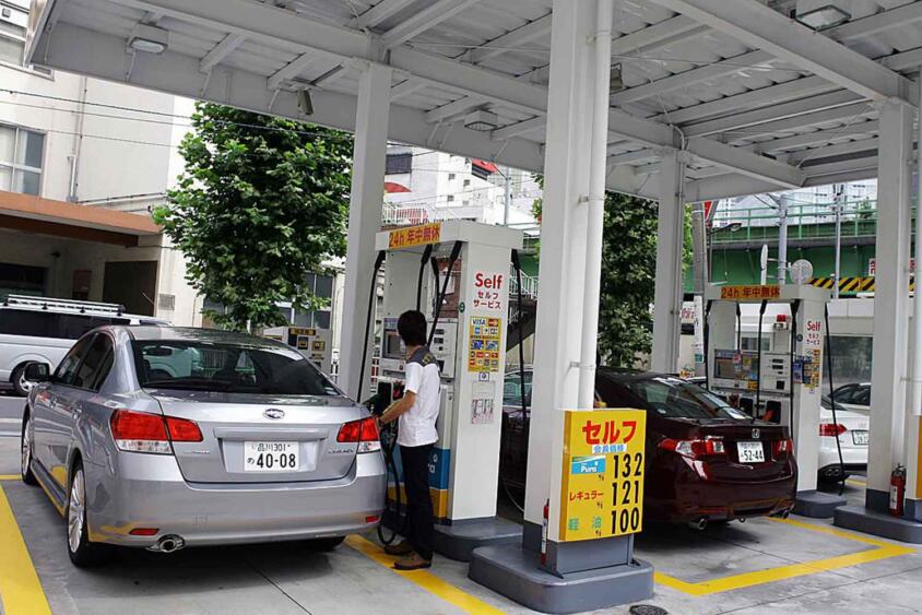 子どもに給油体験！　電話しながらの給油！　エンジンを止めない！　セルフGSで見かけるあり得ない危険行為10選