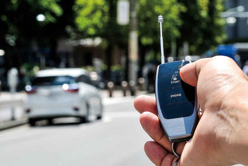 家からポチでエアコンが利いて乗り込むときには「快適車内」！　でも人が居ない状態でエンジンかけっぱの「リモコンスターター」って違反にならないの？